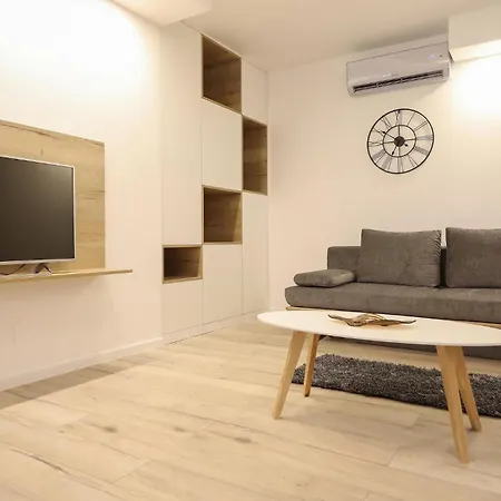 Apartment 2 Bedroom Lovely In *