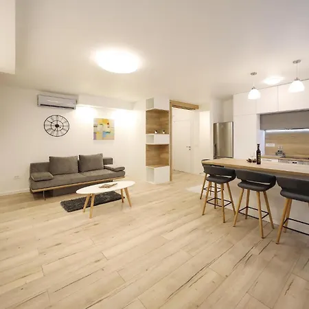 2 Bedroom Lovely In Apartment *