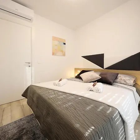 2 Bedroom Lovely In Apartment *