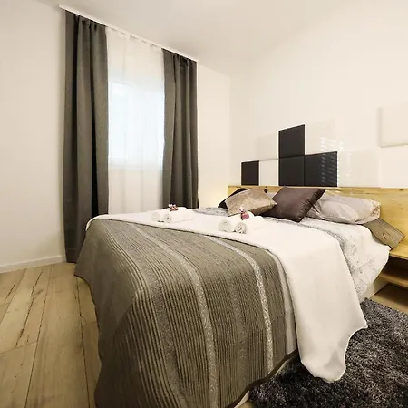 Apartment 2 Bedroom Lovely In *